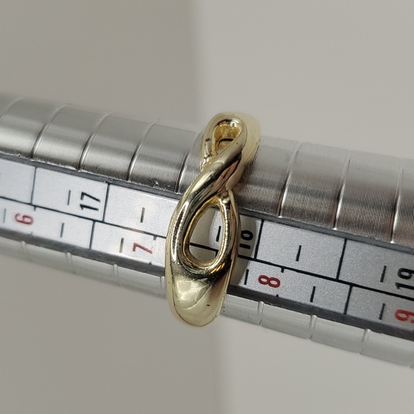 Lot of Five Vintage Costume Rings, Sizes 7-9 (including Trifari) - Picture 6 of 11